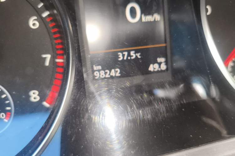 Used Volkswagen FAW-Volkswagen CC 2015 1.8TSI Luxury Model Odometer Close Up