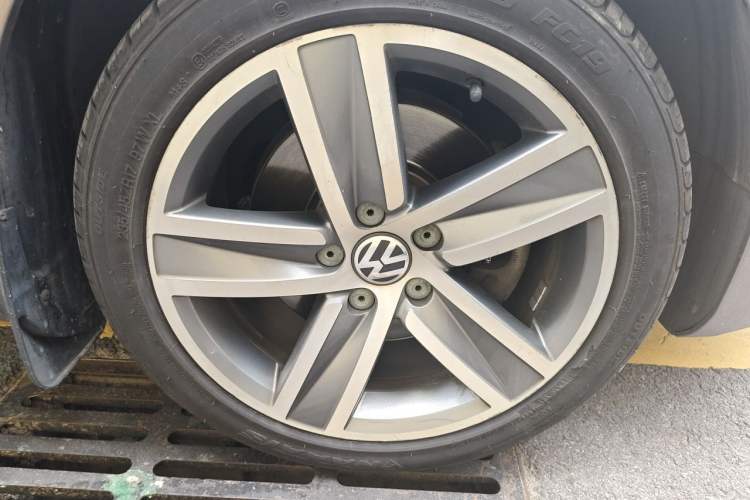 Used Volkswagen FAW-Volkswagen CC 2015 1.8TSI Luxury Model Right Front Wheel Hub