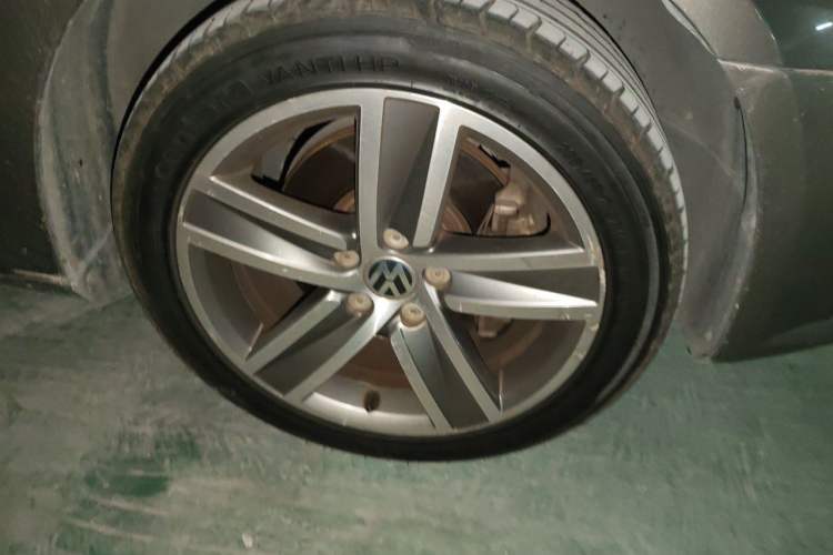 Used Volkswagen FAW-Volkswagen CC 2015 2.0 TSI Luxury Model Right Front Wheel Hub