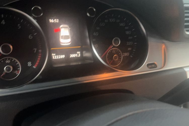 Used Volkswagen FAW-Volkswagen CC 2016 1.8TSI Luxury Model Odometer Close Up