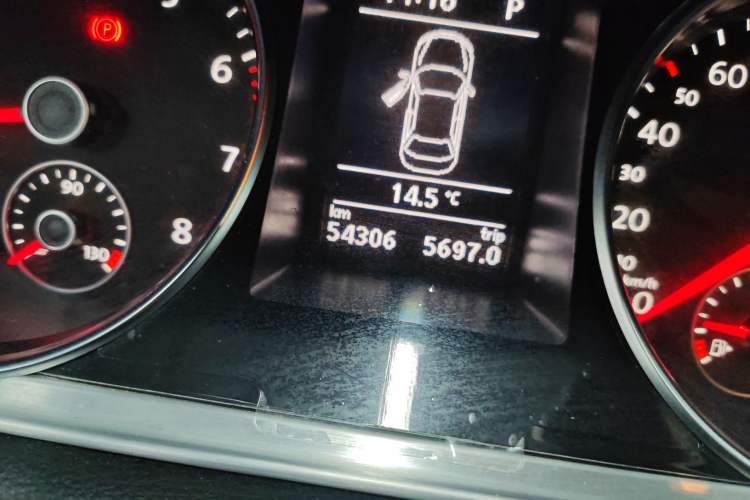 Used Volkswagen FAW-Volkswagen CC 2016 1.8TSI Prestige Model Odometer Close Up