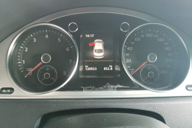 Used Volkswagen FAW-Volkswagen CC 2016 1.8TSI Luxury Model Odometer Close Up