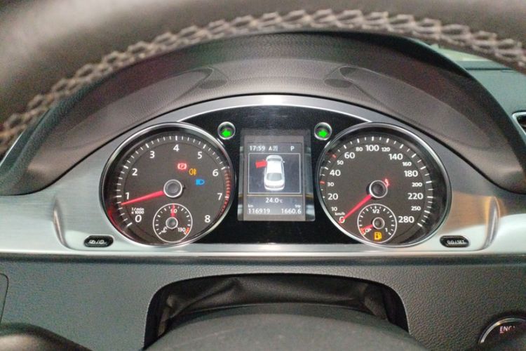 Used Volkswagen FAW-Volkswagen CC 2016 1.8TSI Luxury Model Odometer Close Up
