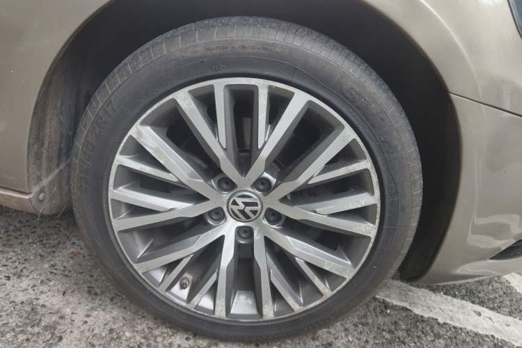 Used Volkswagen FAW-Volkswagen CC 2016 1.8TSI Luxury Model Right Front Wheel Hub
