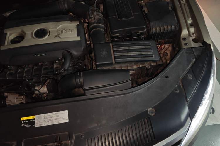 Used Volkswagen FAW-Volkswagen CC 2016 2.0 TSI Luxury Model Engine Bay Left