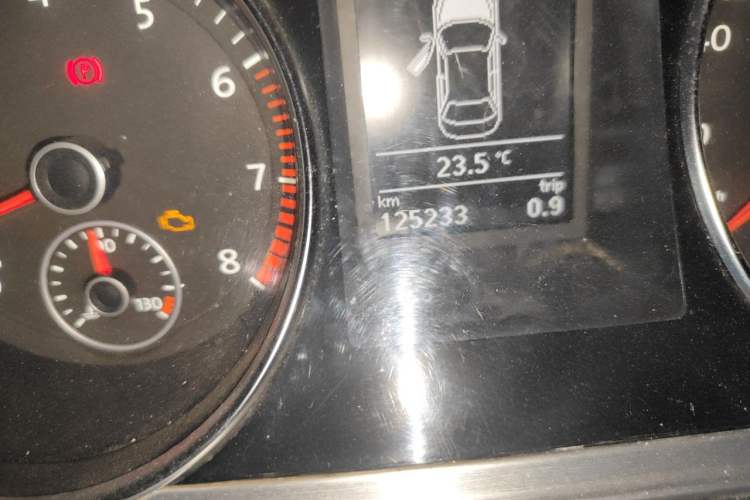 Used Volkswagen FAW-Volkswagen CC 2016 1.8TSI Prestige Model Odometer Close Up