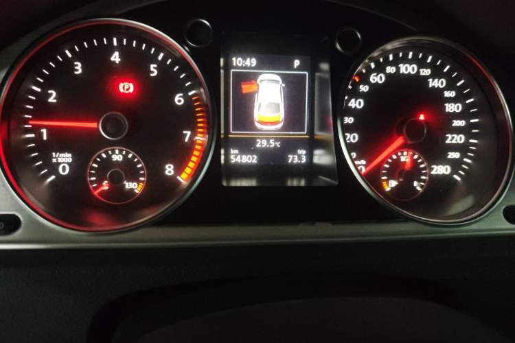 Used Volkswagen FAW-Volkswagen CC 2016 1.8TSI Luxury Model Odometer Close Up