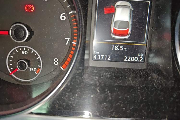 Used Volkswagen FAW-Volkswagen CC 2016 2.0 TSI Luxury Model Odometer Close Up
