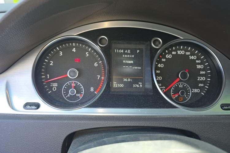 Used Volkswagen FAW-Volkswagen CC 2016 1.8TSI Luxury Model Odometer Close Up