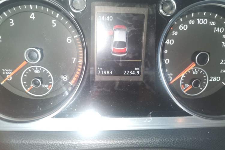 Used Volkswagen FAW-Volkswagen CC 2016 1.8TSI Luxury Model Odometer Close Up