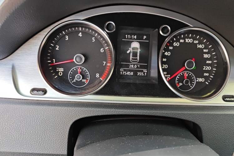 Used Volkswagen FAW-Volkswagen CC 2016 1.8TSI Prestige Model Odometer Close Up