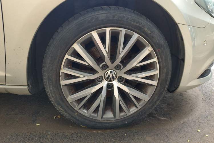 Used Volkswagen FAW-Volkswagen CC 2016 300TSI 25th Anniversary Edition Right Front Wheel Hub