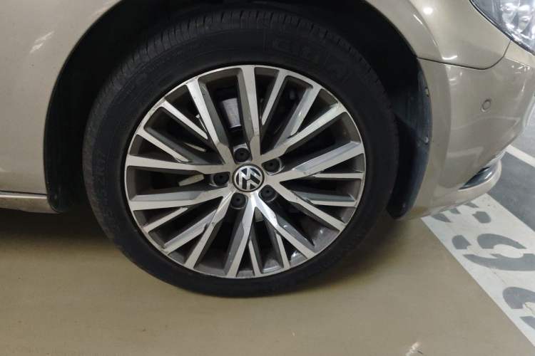 Used Volkswagen FAW-Volkswagen CC 2016 1.8TSI Luxury Model Right Front Wheel Hub