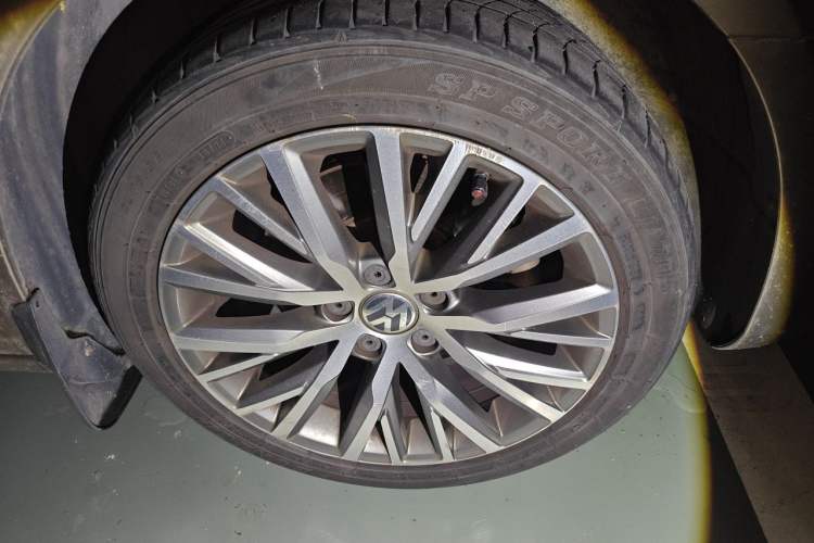 Used Volkswagen FAW-Volkswagen CC 2016 2.0 TSI Luxury Model Right Front Wheel Hub
