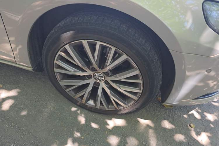 Used Volkswagen FAW-Volkswagen CC 2016 1.8TSI Luxury Model Right Front Wheel Hub