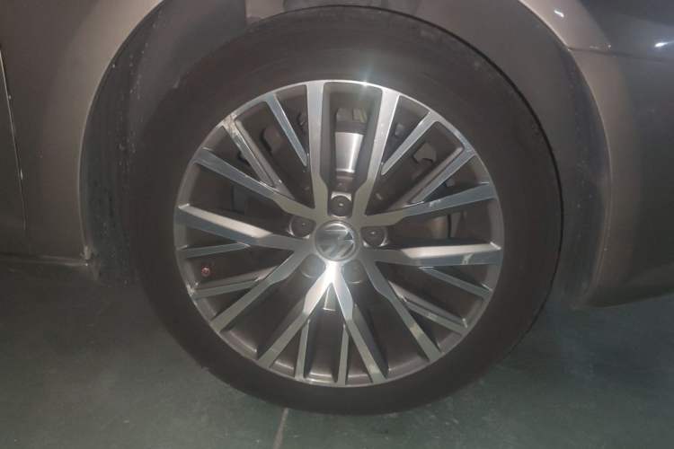 Used Volkswagen FAW-Volkswagen CC 2016 1.8TSI Luxury Model Right Front Wheel Hub