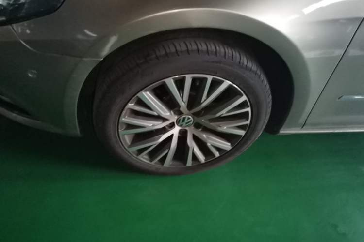 Used Volkswagen FAW-Volkswagen CC 2016 2.0 TSI Luxury Model Left Front Wheel Hub