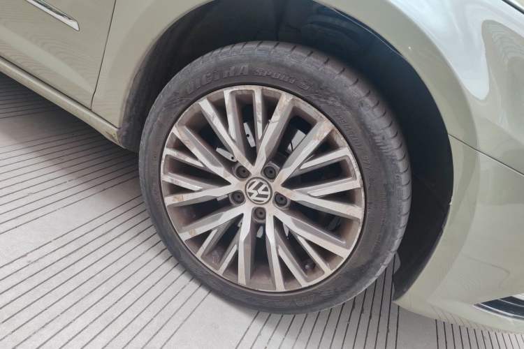 Used Volkswagen FAW-Volkswagen CC 2016 2.0 TSI Luxury Model Right Front Wheel Hub