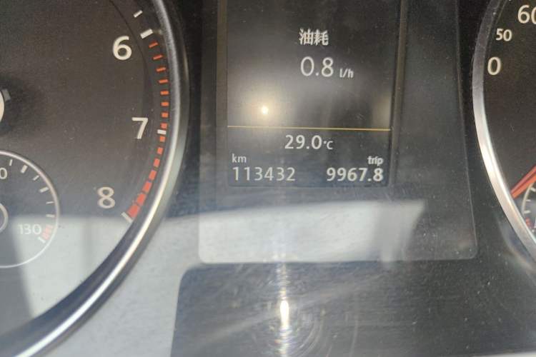 Used Volkswagen FAW-Volkswagen CC 2016 1.8TSI Luxury Model Odometer Close Up