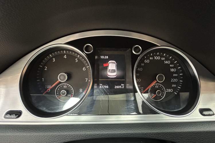Used Volkswagen FAW-Volkswagen CC 2016 1.8TSI Luxury Model Odometer Close Up