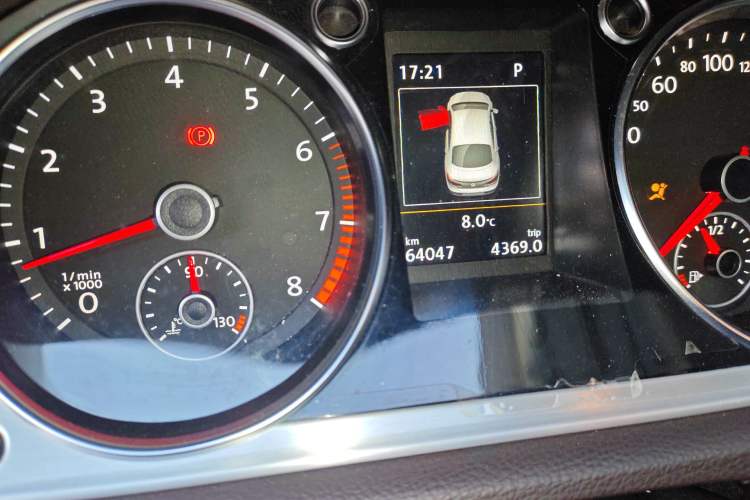 Used Volkswagen FAW-Volkswagen CC 2016 1.8TSI Luxury Model Odometer Close Up