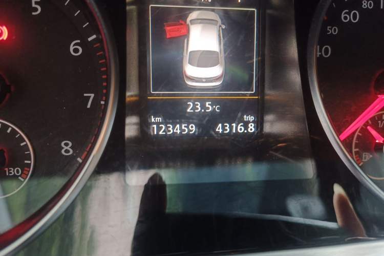 Used Volkswagen FAW-Volkswagen CC 2016 1.8TSI Luxury Model Odometer Close Up