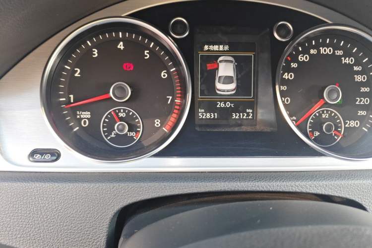 Used Volkswagen FAW-Volkswagen CC 2016 1.8TSI Luxury Model Odometer Close Up