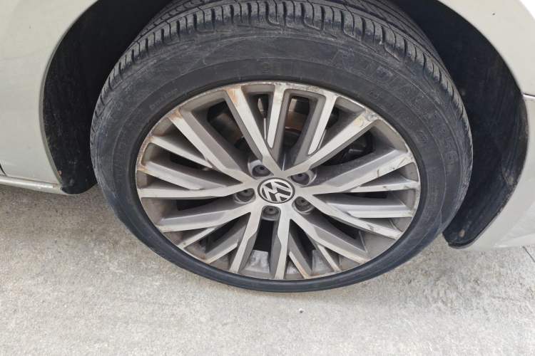Used Volkswagen FAW-Volkswagen CC 2016 1.8TSI Luxury Model Right Front Wheel Hub