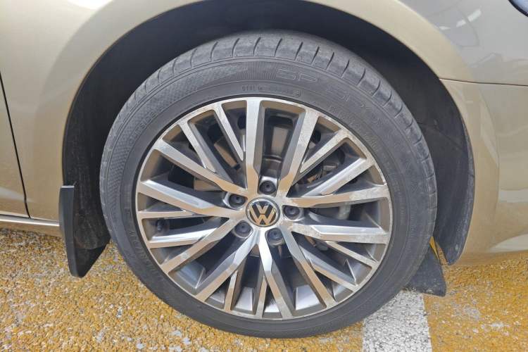 Used Volkswagen FAW-Volkswagen CC 2016 1.8TSI Luxury Model Right Front Wheel Hub