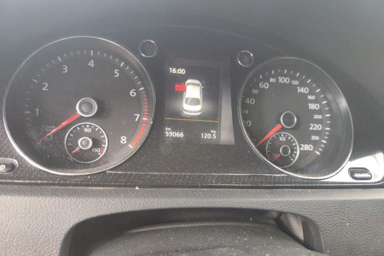 Used Volkswagen FAW-Volkswagen CC 2016 1.8TSI Luxury Model Odometer Close Up