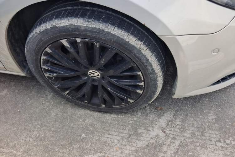 Used Volkswagen FAW-Volkswagen CC 2016 2.0 TSI Luxury Model Right Front Wheel Hub