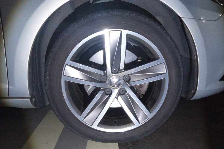 Used Volkswagen FAW-Volkswagen CC 2016 1.8TSI Luxury Model Right Front Wheel Hub