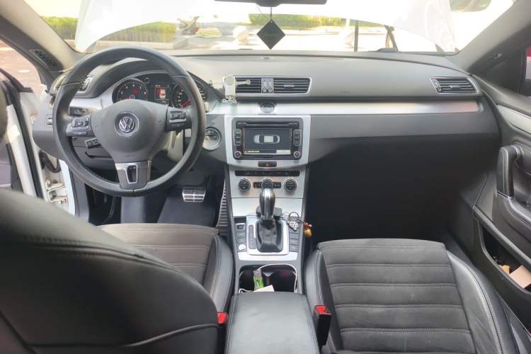 Used Volkswagen FAW-Volkswagen CC 2016 1.8TSI Luxury Model Center Console