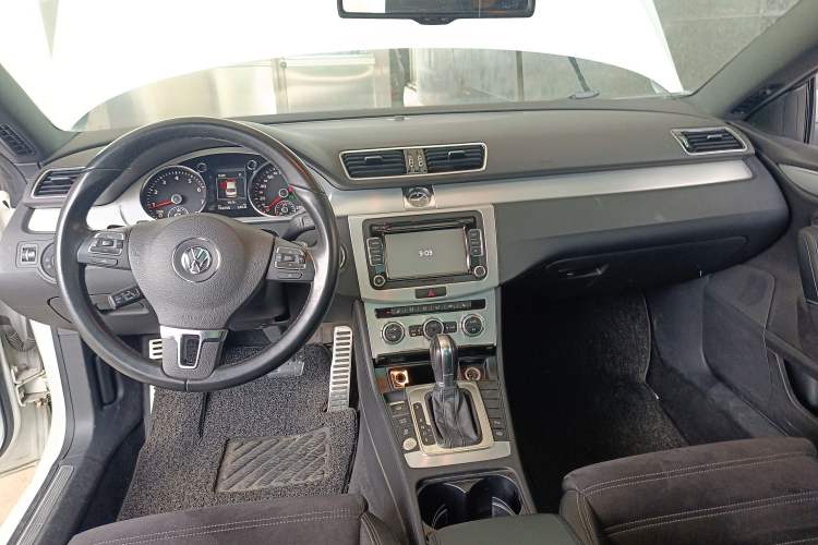 Used Volkswagen FAW-Volkswagen CC 2016 1.8TSI Luxury Model Center Console