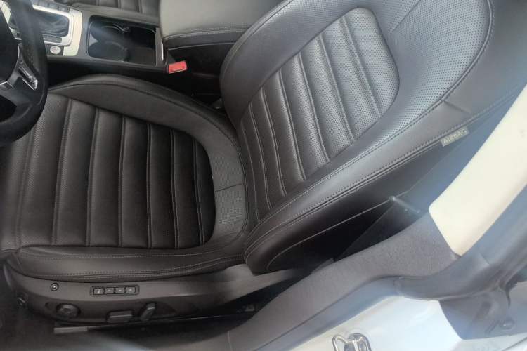 Used Volkswagen FAW-Volkswagen CC 2016 1.8TSI Luxury Model Interior 1