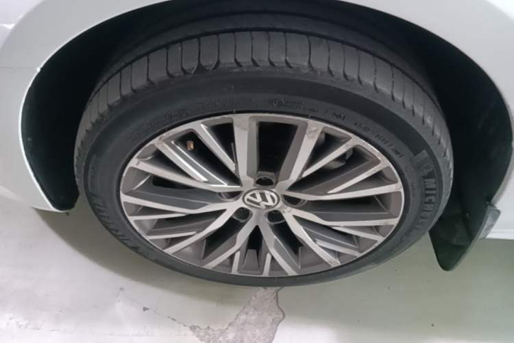 Used Volkswagen FAW-Volkswagen CC 2016 2.0 TSI Luxury Model Left Front Wheel Hub