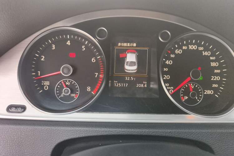 Used Volkswagen FAW-Volkswagen CC 2016 1.8TSI Luxury Model Odometer Close Up