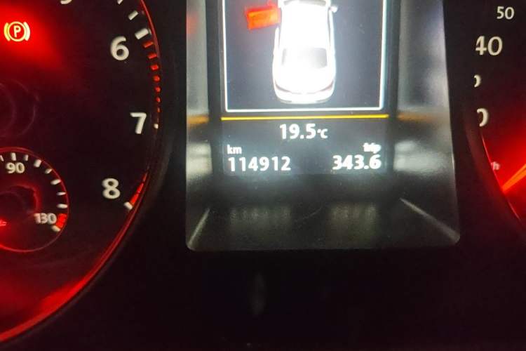 Used Volkswagen FAW-Volkswagen CC 2016 1.8TSI Luxury Model Odometer Close Up