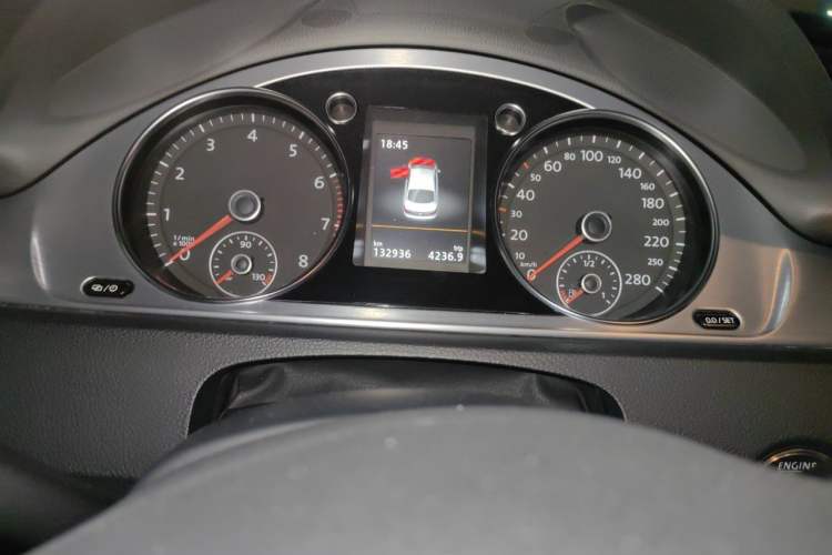 Used Volkswagen FAW-Volkswagen CC 2016 1.8TSI Luxury Model Odometer Close Up