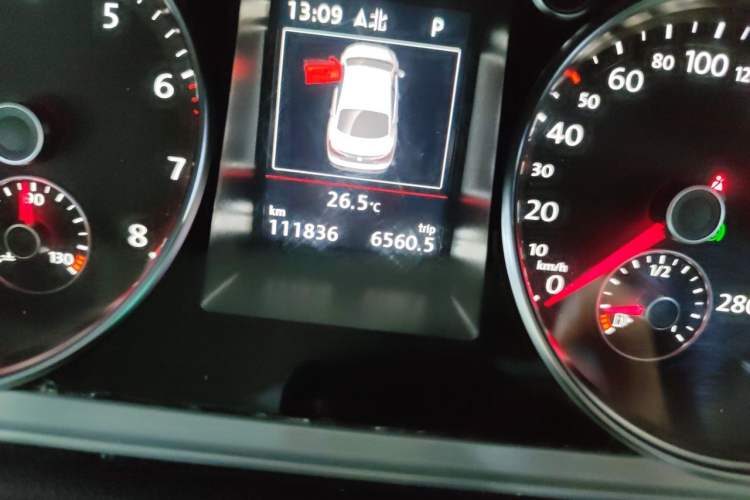 Used Volkswagen FAW-Volkswagen CC 2016 2.0 TSI Luxury Model Odometer Close Up