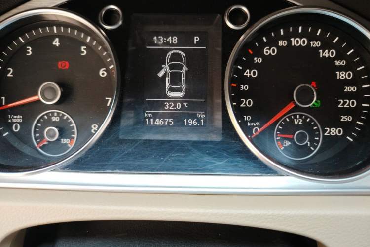 Used Volkswagen FAW-Volkswagen CC 2016 1.8TSI Prestige Model Odometer Close Up