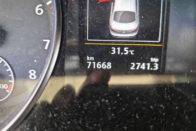 Used Volkswagen FAW-Volkswagen CC 2016 1.8TSI Luxury Model Odometer Close Up