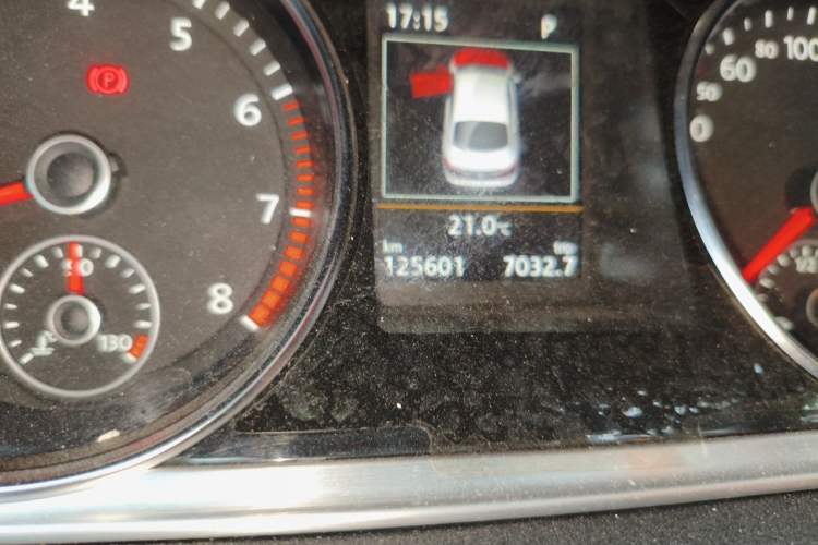 Used Volkswagen FAW-Volkswagen CC 2016 1.8TSI Luxury Model Odometer Close Up