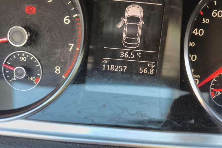 Used Volkswagen FAW-Volkswagen CC 2016 1.8TSI Luxury Model Odometer Close Up