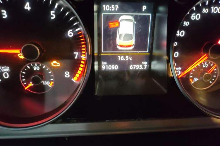 Used Volkswagen FAW-Volkswagen CC 2016 1.8TSI Luxury Model Odometer Close Up