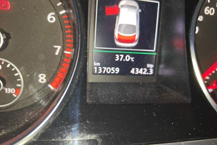 Used Volkswagen FAW-Volkswagen CC 2016 1.8TSI Luxury Model Odometer Close Up