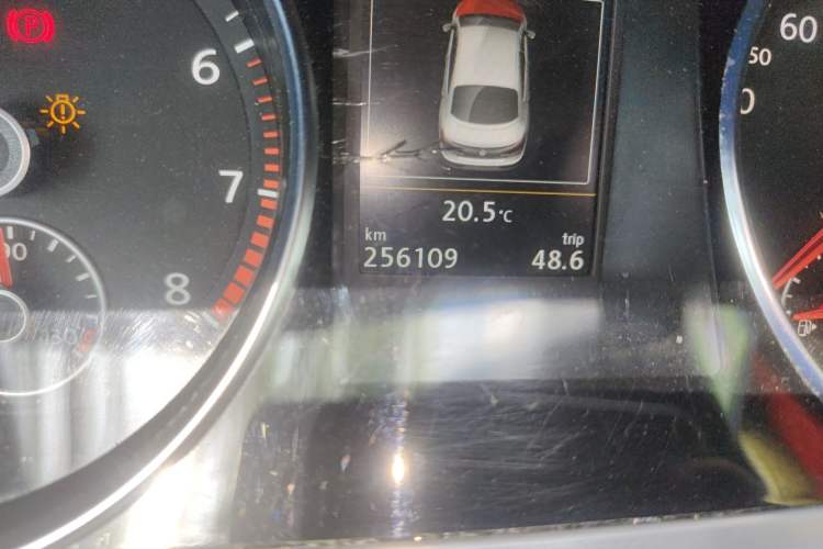 Used Volkswagen FAW-Volkswagen CC 2016 1.8TSI Luxury Model Odometer Close Up
