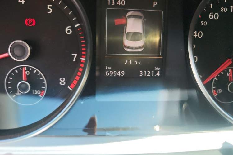 Used Volkswagen FAW-Volkswagen CC 2016 2.0 TSI Luxury Model Odometer Close Up