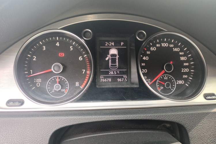 Used Volkswagen FAW-Volkswagen CC 2016 1.8TSI Prestige Model Odometer Close Up