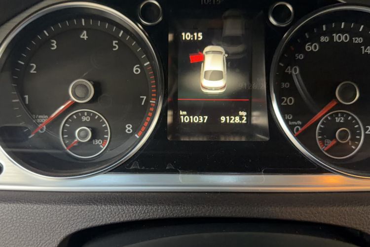 Used Volkswagen FAW-Volkswagen CC 2016 1.8TSI Luxury Model Odometer Close Up